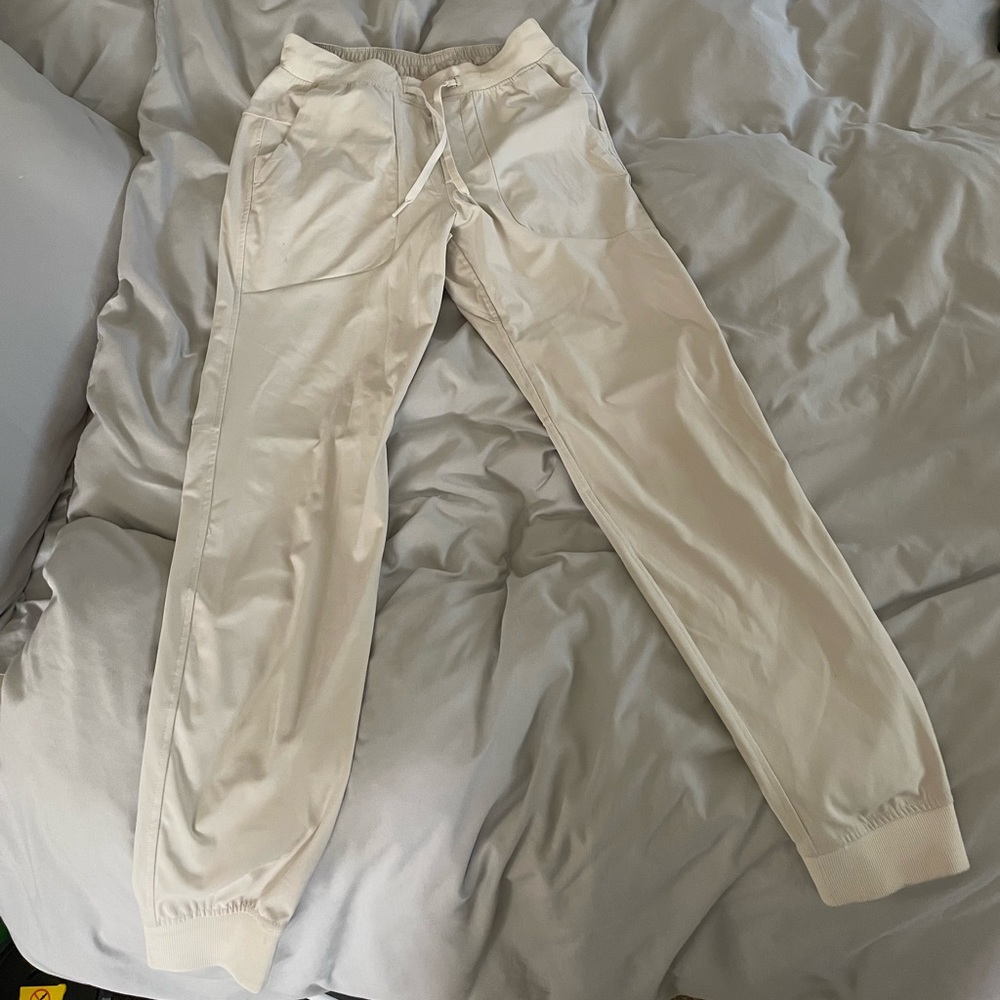 Lululemon ABC Jogger in Stone color, size Small